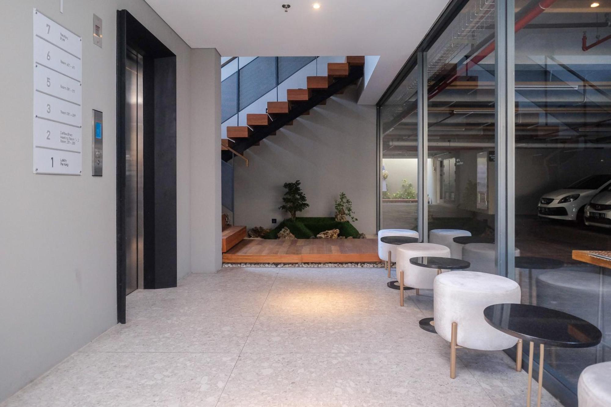 Sans Hotel Rg Living Jogja By Reddoorz Pakualaman Extérieur photo