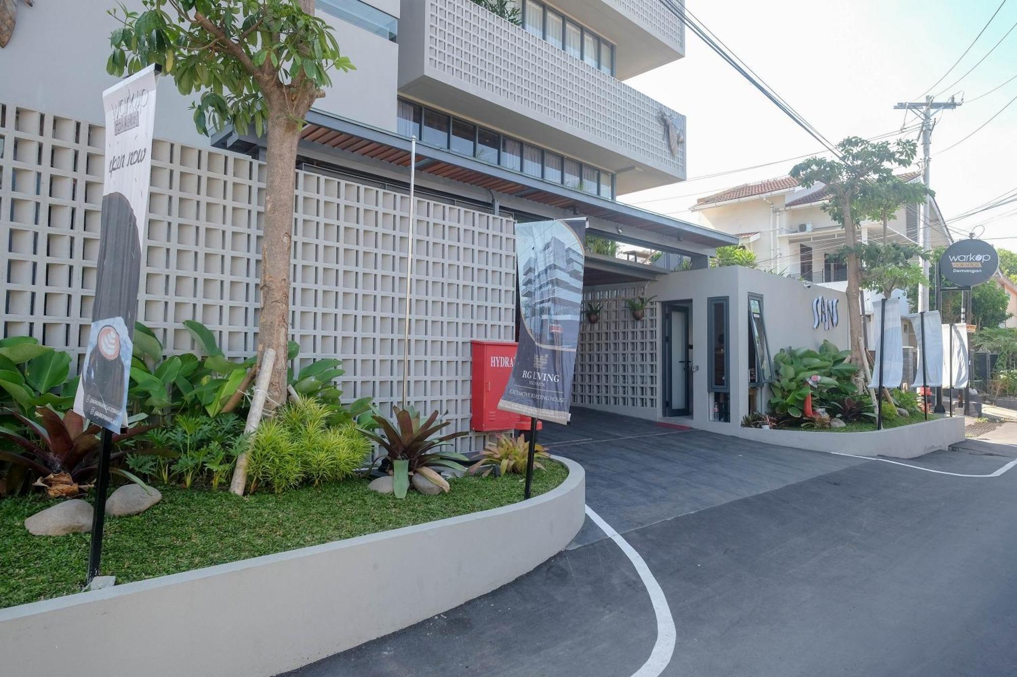 Sans Hotel Rg Living Jogja By Reddoorz Pakualaman Extérieur photo