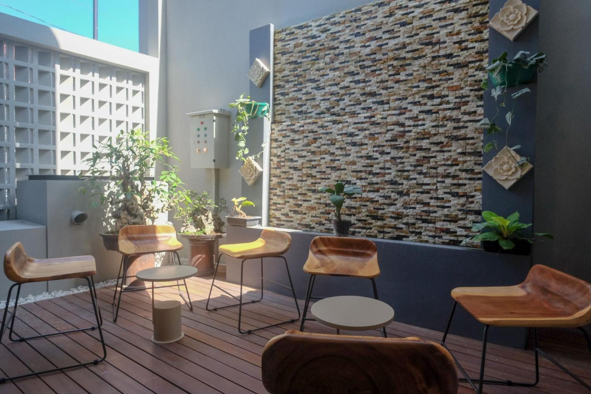 Sans Hotel Rg Living Jogja By Reddoorz Pakualaman Extérieur photo